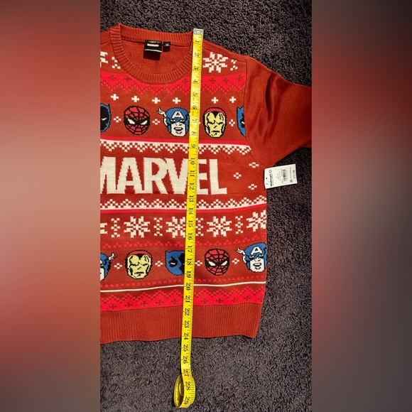 NWT Marvel sweater featuring the Avengers - Picture 8 of 9